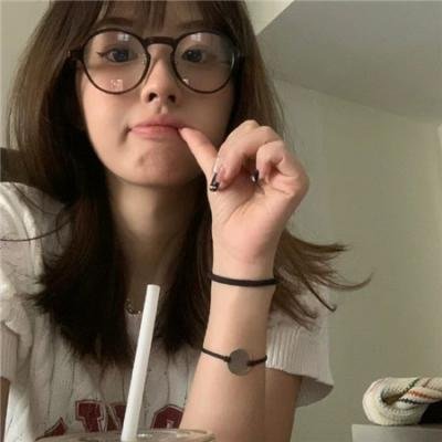 戴流苏耳环的少女